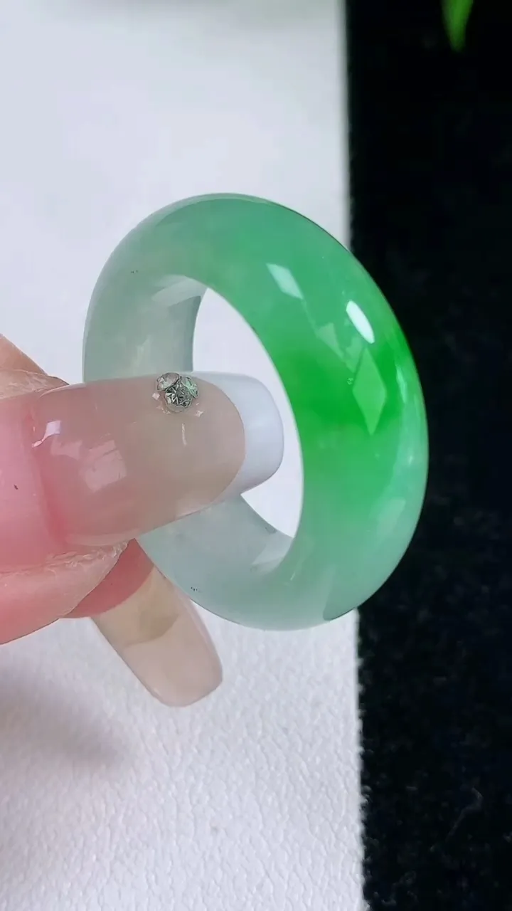 天然A货翡翠指环戒指，尺寸19.5-8.5-4.6，重量:8.39g2026年3月5日
工厂直销收藏