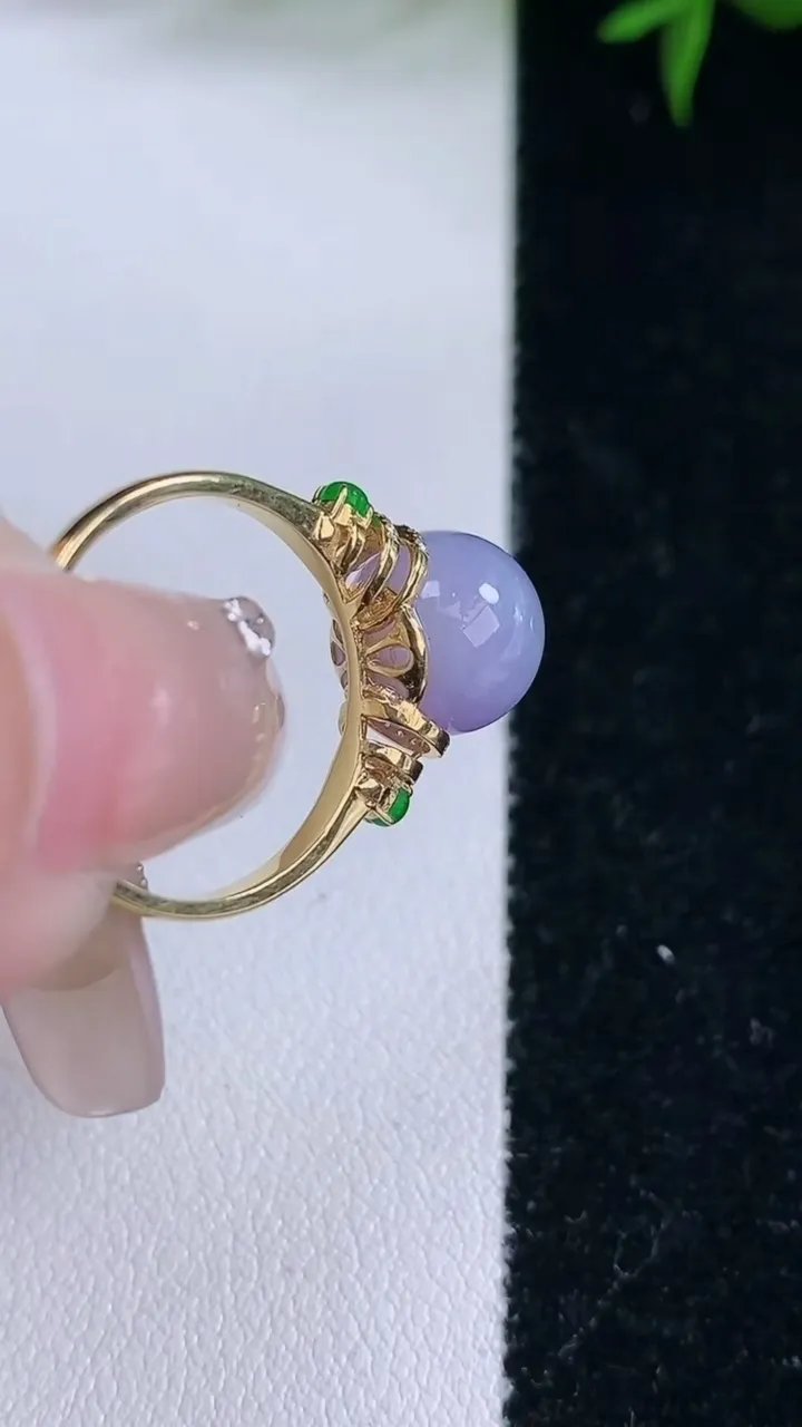 天然A货翡翠18K金紫罗兰圆珠戒指，尺寸17-9.4，重量:3.45g2026年3月5日
工厂直销收藏佳品,种好水足，色泽均匀，有种有色，上手高大气！