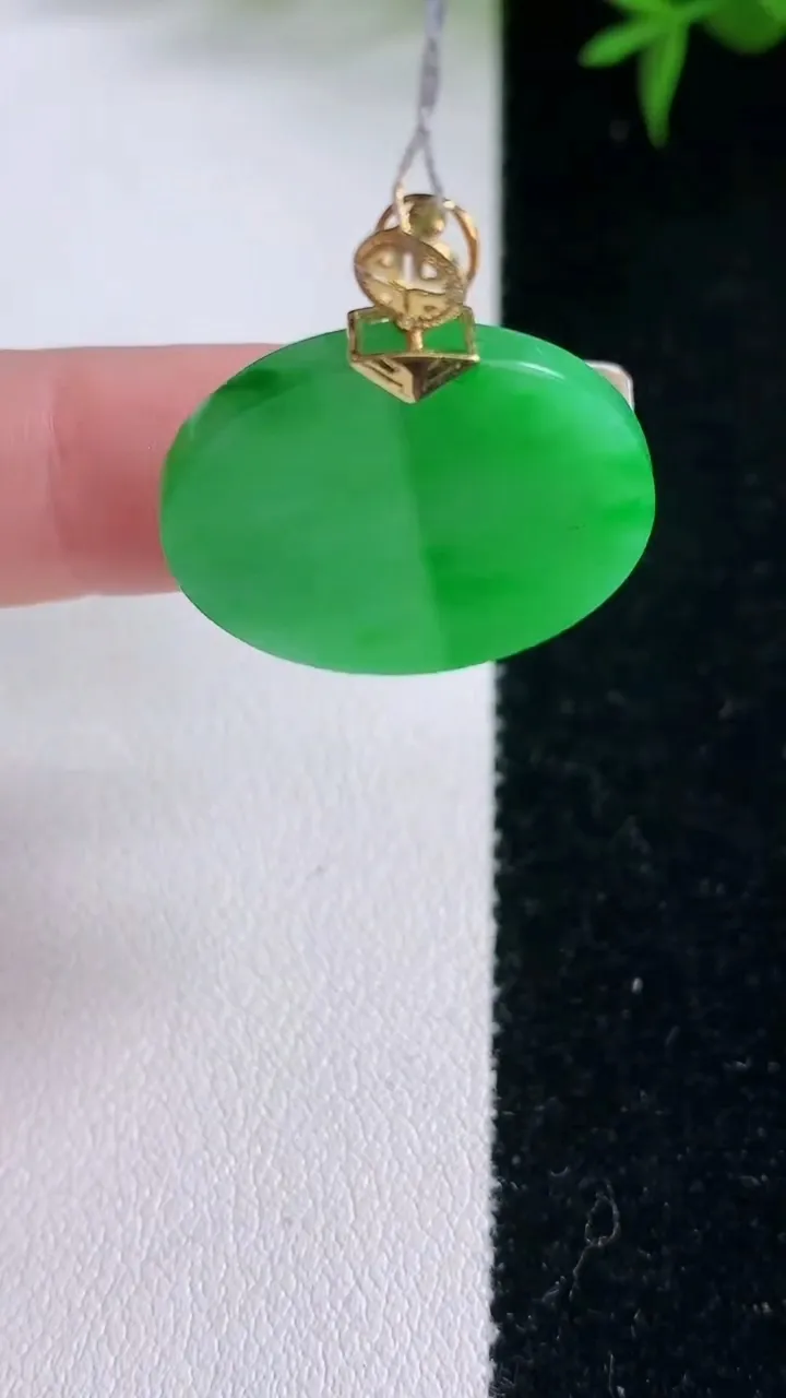 天然A货翡翠无事牌吊坠，尺寸24-2.1，重量:5.11g
3月5日