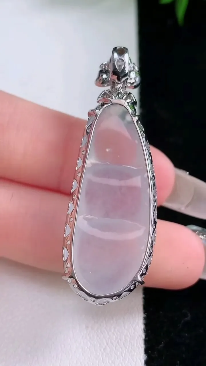 天然A货翡翠种白冰福豆吊坠，尺寸46-35.7-16-9.4，重量9.67g
3月5日