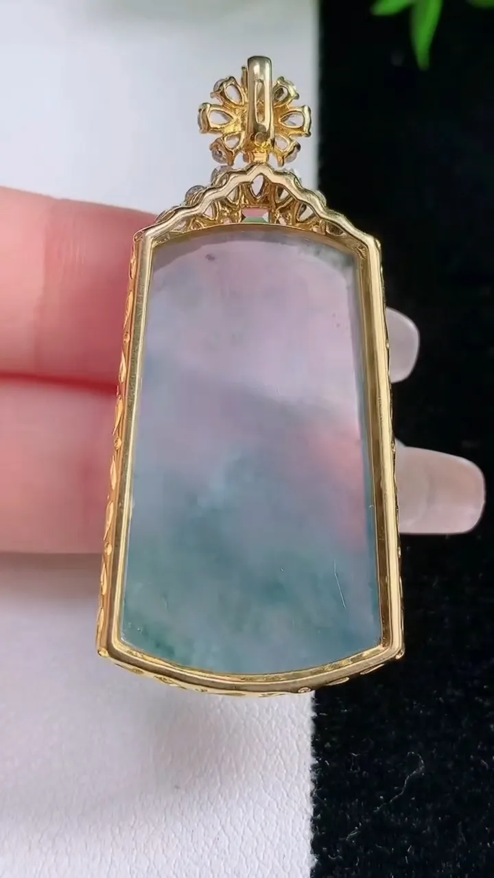 天然A货翡翠种飘花无事牌吊坠，尺寸49.8-23.4-8.8，裸石35.2-21.4重量:12.46g
3月5日