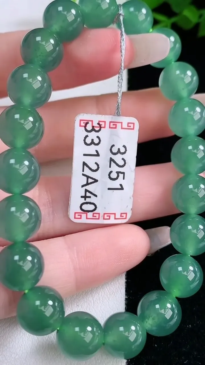 天然A货翡翠圆珠手串，尺寸9.8-20颗，重量:32.93g3月5日
工厂直销收藏佳品,种好水足，色泽均匀，有种有色，上手高大气！