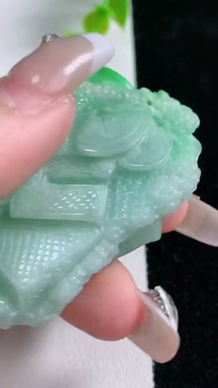 天然A货翡翠白菜吊坠，尺寸52-37-14.5，重:38.08g
3月5日