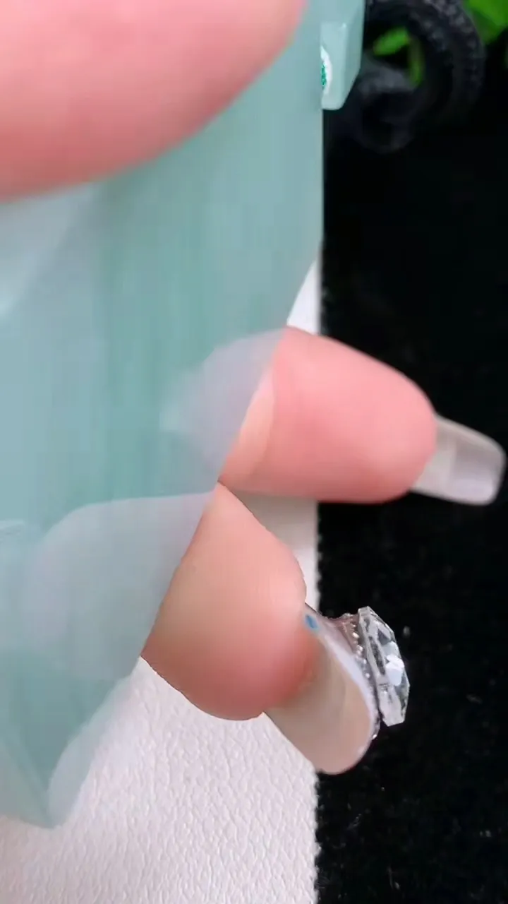 天然A货翡翠无事牌吊坠，尺寸58-36-5.4，重量:43.81g
3月5日