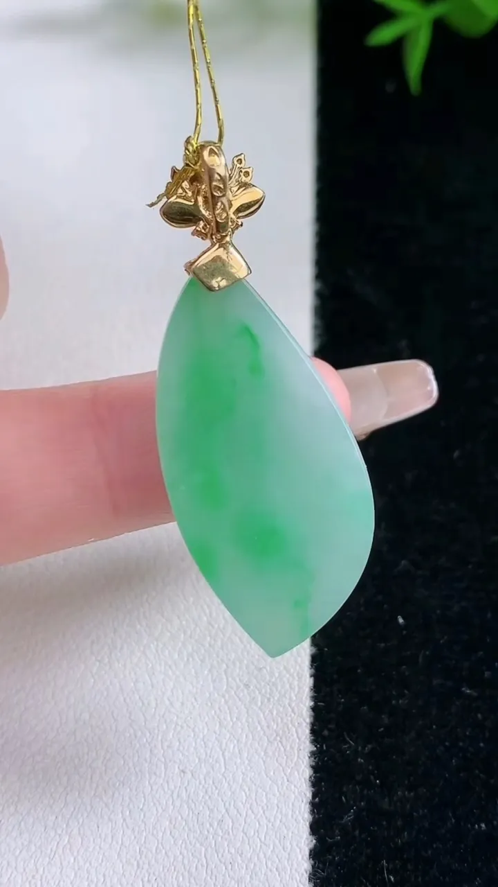 天然A货翡翠随形吊坠，尺寸31.4-15.5-4.7，重量:5.60g
3月5日