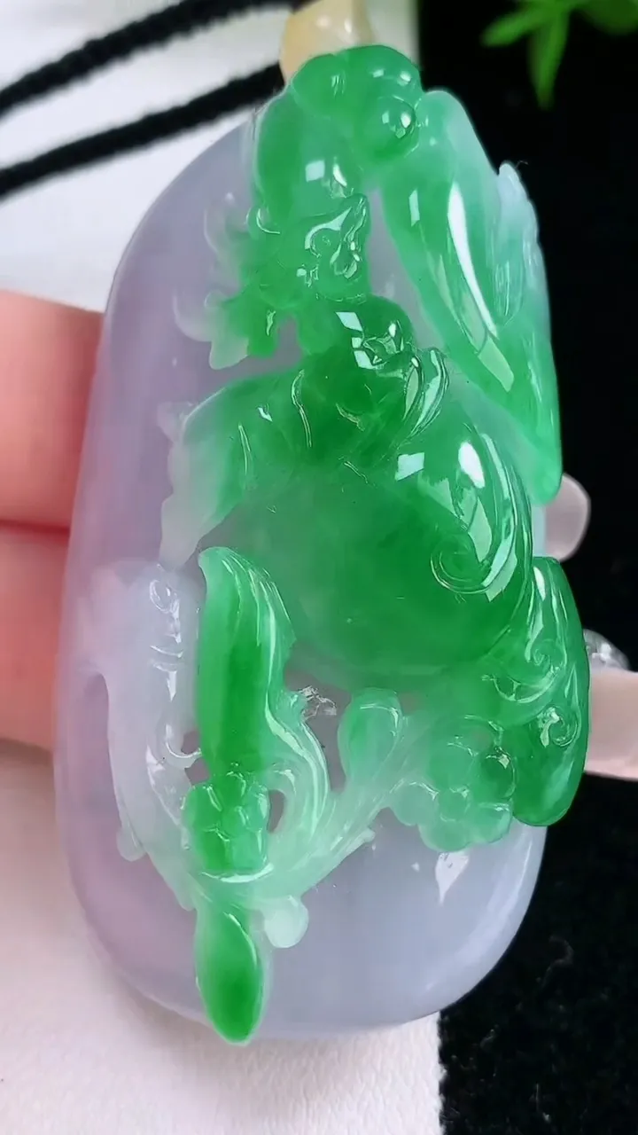 天然A货翡翠梅花鹿吊坠，尺寸60.3-31.8-19，重量:64.72g
3月5日