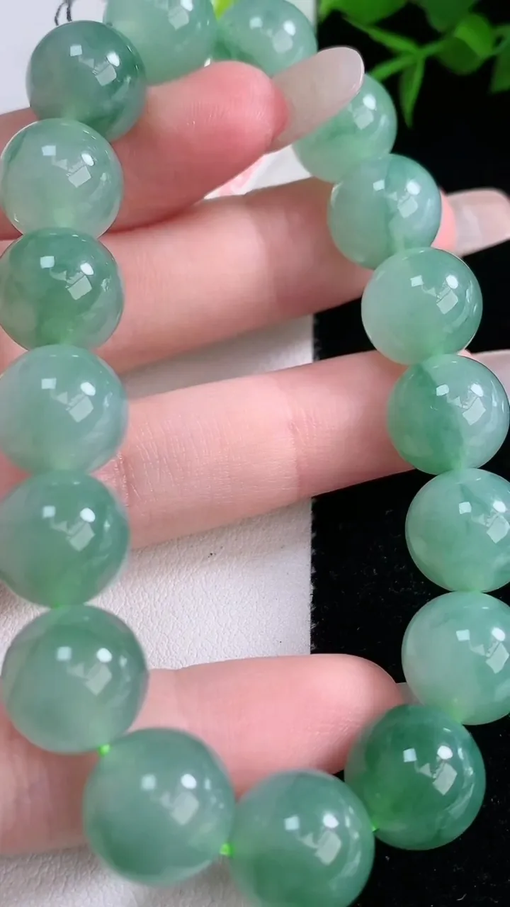 天然A货翡翠圆珠手串，尺寸12-17颗，重量:50.84g3月5日
工厂直销收藏佳品,种好水足，色泽均匀，有种有色，上手高大气！