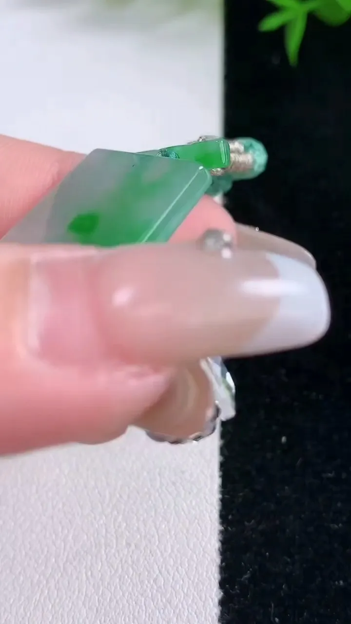 天然A货翡翠无事牌吊坠，尺寸37.4-24-2.6，重量:10.54g
3月5日