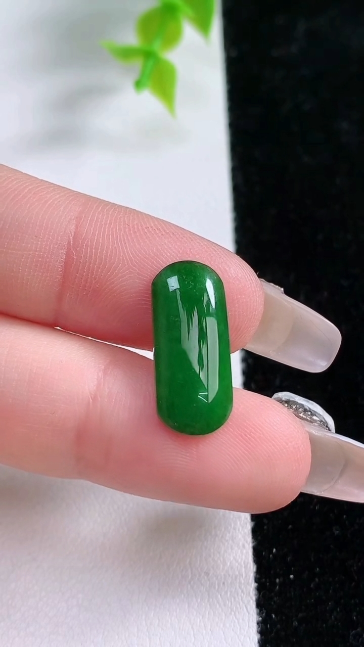 天然A货翡翠马鞍戒面，尺寸18.3-8-2.7，重:0.97g2026年3月5日
工厂直销收藏佳品,种好水足，色泽均匀，有种有色，上手高大气！