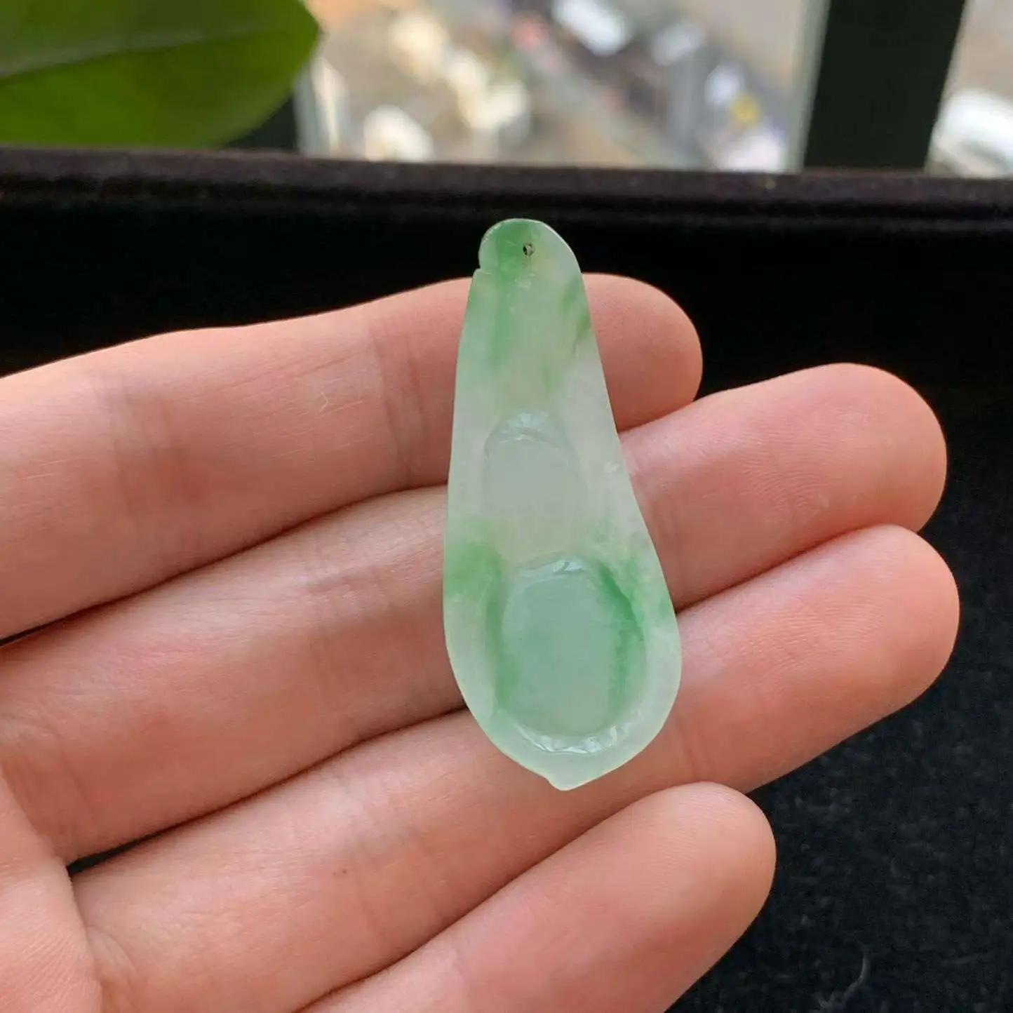 A货天然翡翠冰糯种飘绿福豆吊坠重量8.19
3月5日
