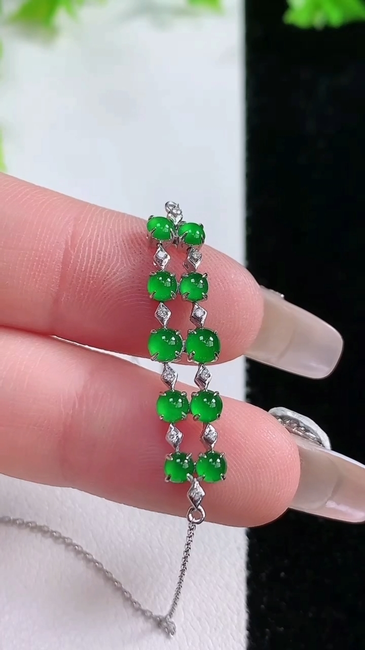 天然A货翡翠蛋面项链，尺寸 27.5-7.5-3.3，重:2.24g3月5日
工厂直销收藏佳品,种好