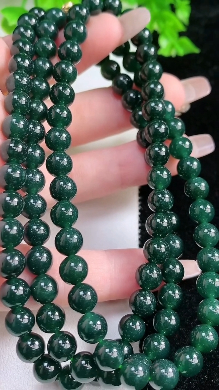 天然A货翡翠圆珠项链108颗，尺寸6.8，重:59.22g3月5日
工厂直销收藏佳品,种好水足，色泽均匀，有种有色，上手高大气！