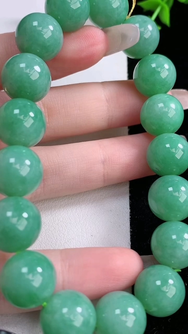 天然A货翡翠圆珠手串，尺寸12.3-17颗，重量:57.77g3月5日
工厂直销收藏佳品,种好水足，