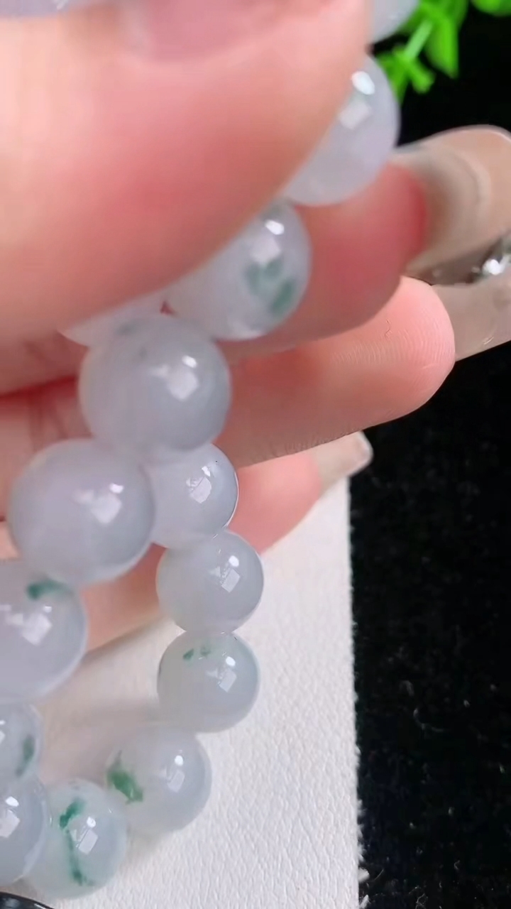 天然A货翡翠飘花圆珠手串，尺寸9.8-19颗，重量:32.85g3月5日
工厂直销收藏佳品,种好水足，色泽均匀，有种有色，上手高大气！