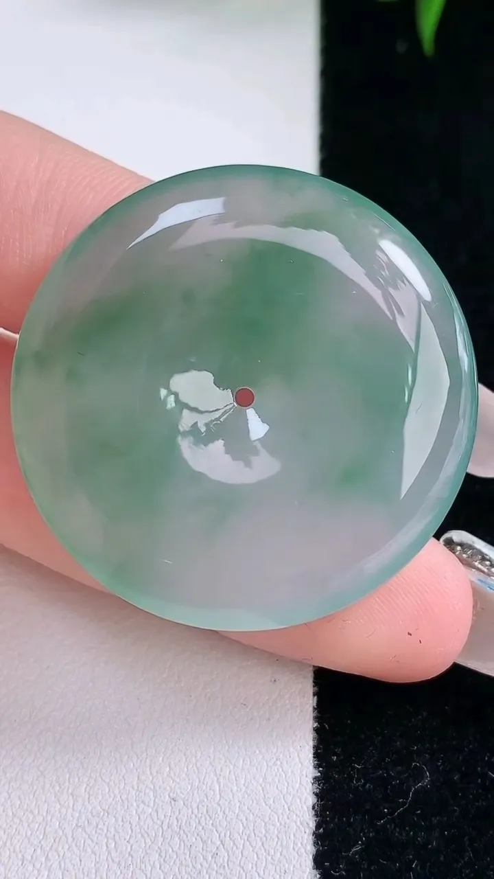 天然A货翡翠种飘花平安扣吊坠，尺寸35.8-5.9，重量:16.86g
3月5日