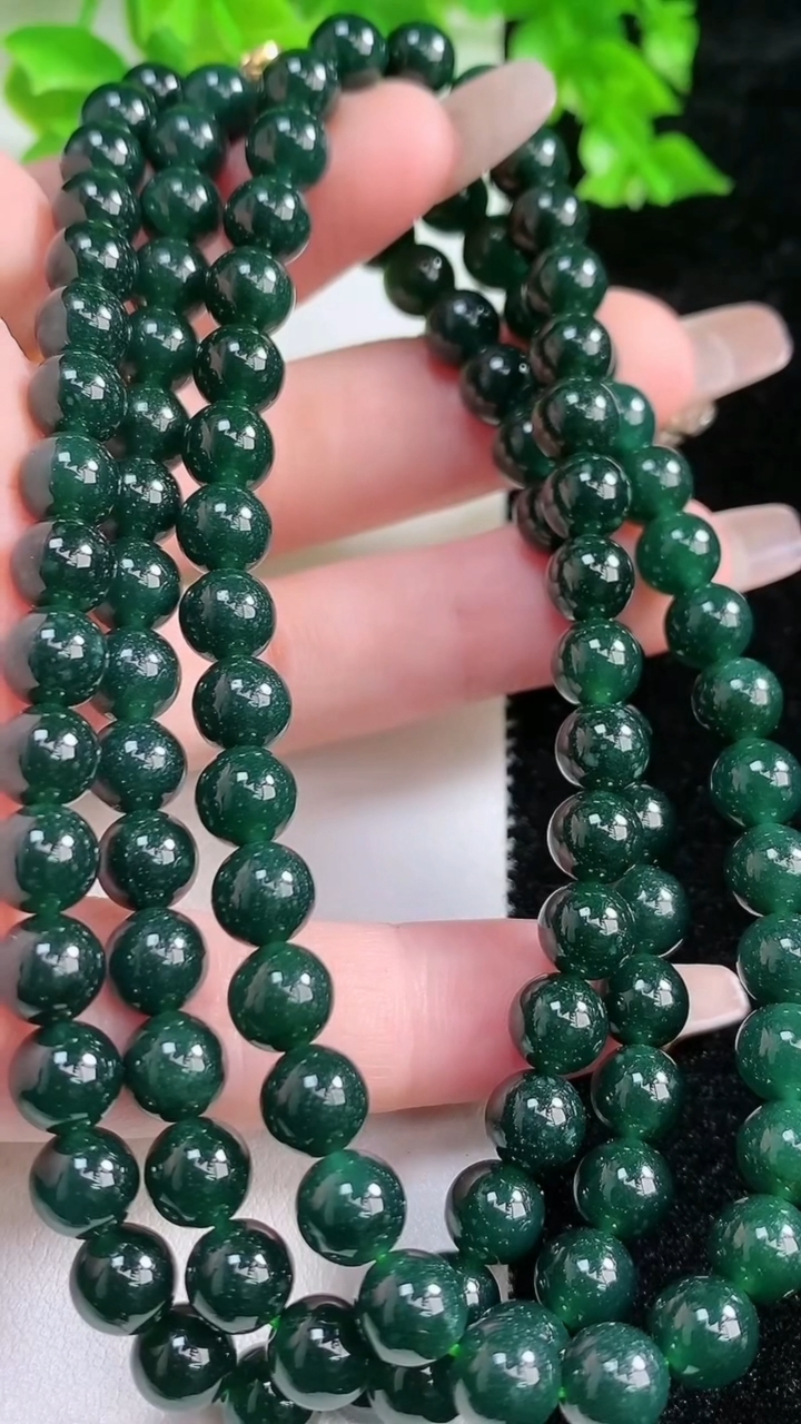 天然A货翡翠圆珠项链108颗，尺寸6.8，重:59.22g3月5日
工厂直销收藏佳品,种好水足，色泽均匀，有种有色，上手高大气！