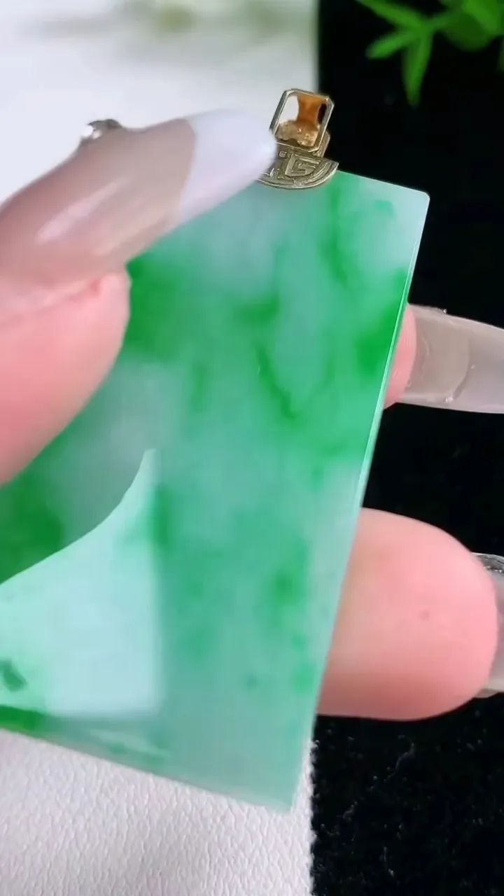 天然A货翡翠无事牌吊坠，尺寸46.7-25.8-3.6，重量:15.14g
3月5日