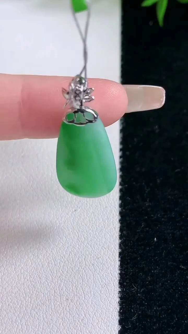 天然A货翡翠福瓜吊坠，尺寸26.3-12.6-5，重量:3.84g
3月5日