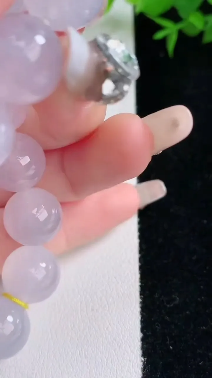 天然A货翡翠紫罗兰圆珠手串，尺寸12.3-16颗，重量:56.02g3月5日
工厂直销收藏佳品,种好水足，色泽均匀，有种有色，上手高大气！