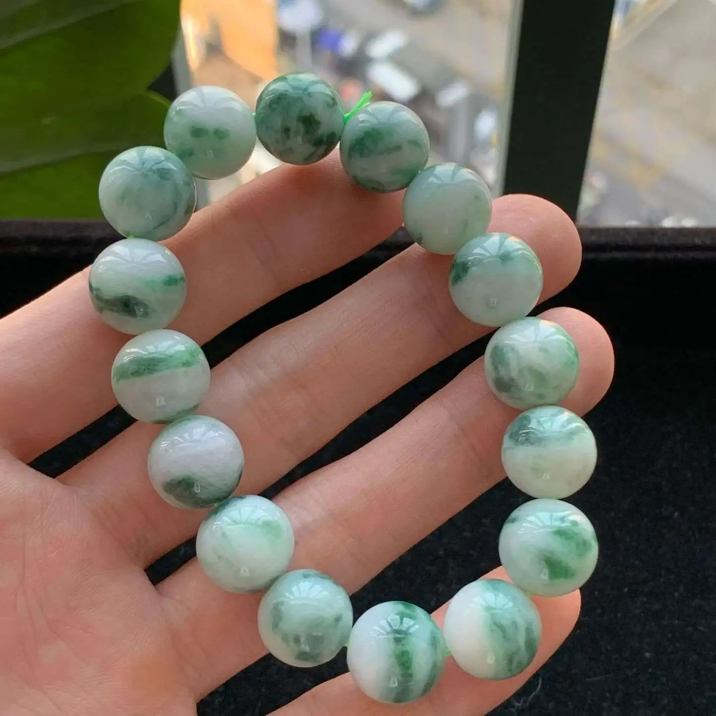 A货天然翡翠冰糯种飘花手串重量62.90
3月5日