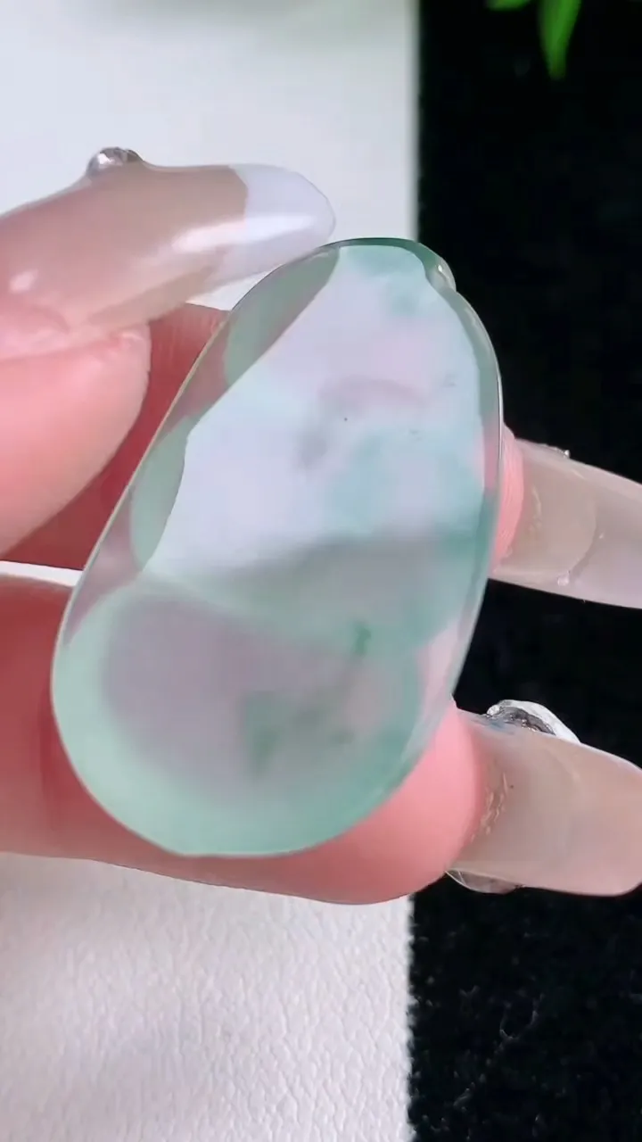 天然A货翡翠种飘花福豆镶嵌件，尺寸32.8-18.7-5.7，重量:6.34g
3月5日