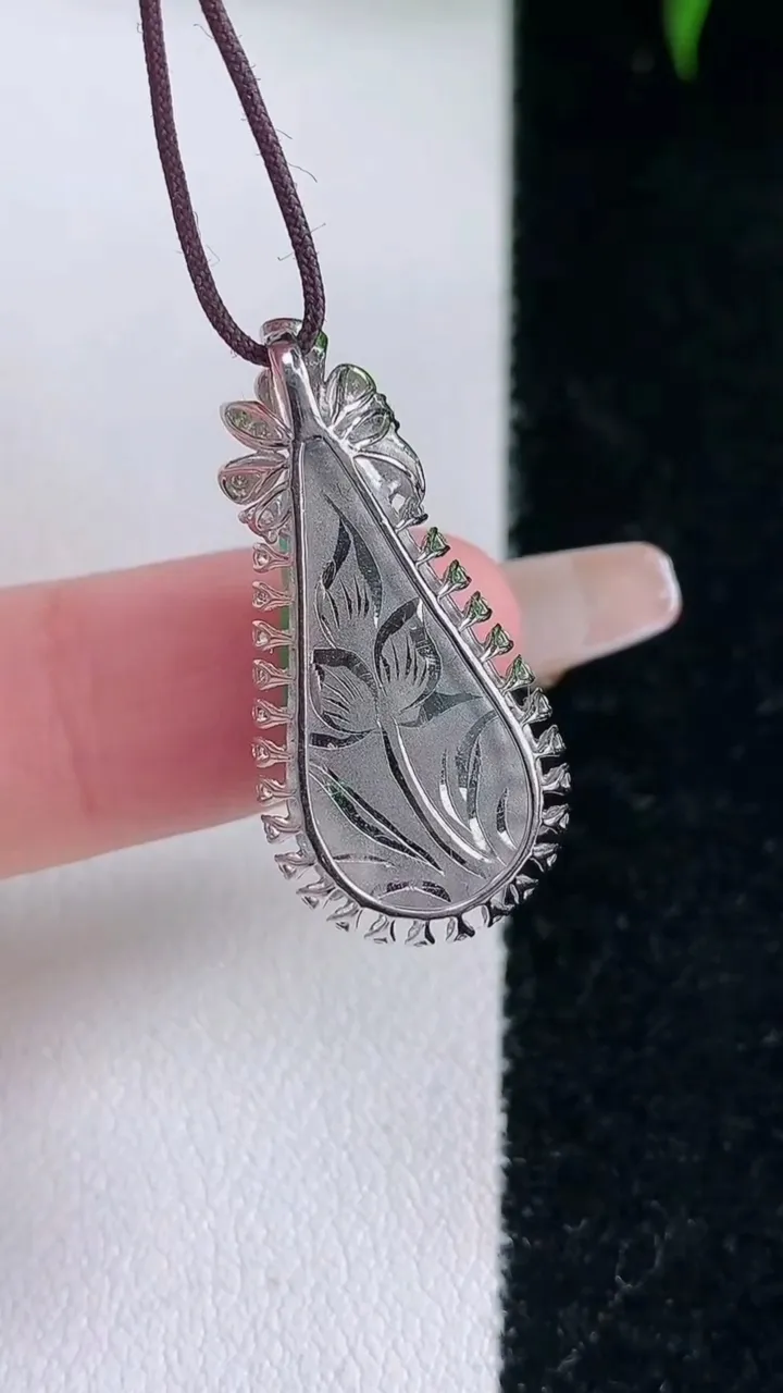 天然A货翡翠福豆吊坠，尺寸28-13.4-7.4，裸石20.8-10.7重量:3.89g
3月5日