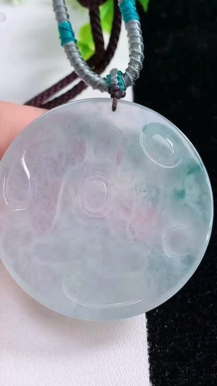 天然A货翡翠冰种飘花大势至观音菩萨吊坠，尺寸49-4.6，重:22.94g
3月5日