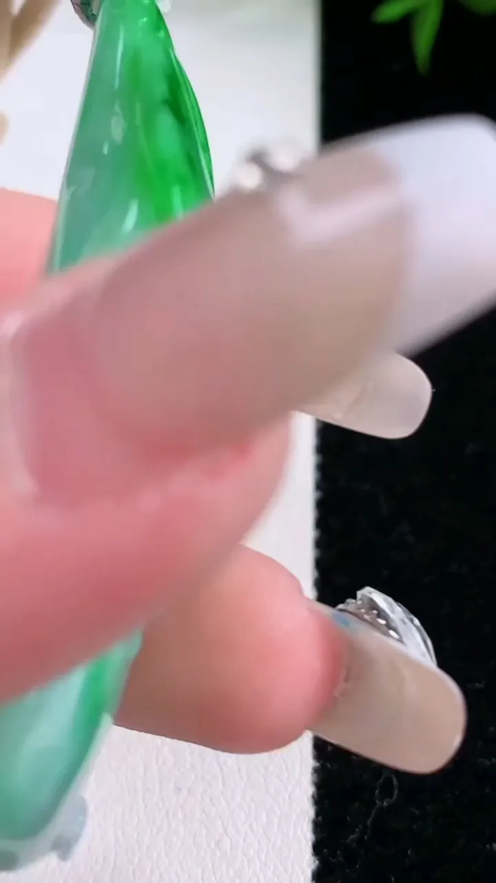 天然A货翡翠葫芦吊坠，尺寸54-25.3-10.5，重量:30.17g
3月5日