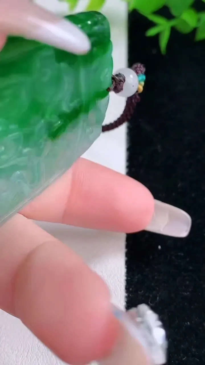 天然A货翡翠鸟语花香吊坠，尺寸56.2-42-6，重量:35.74g
3月5日