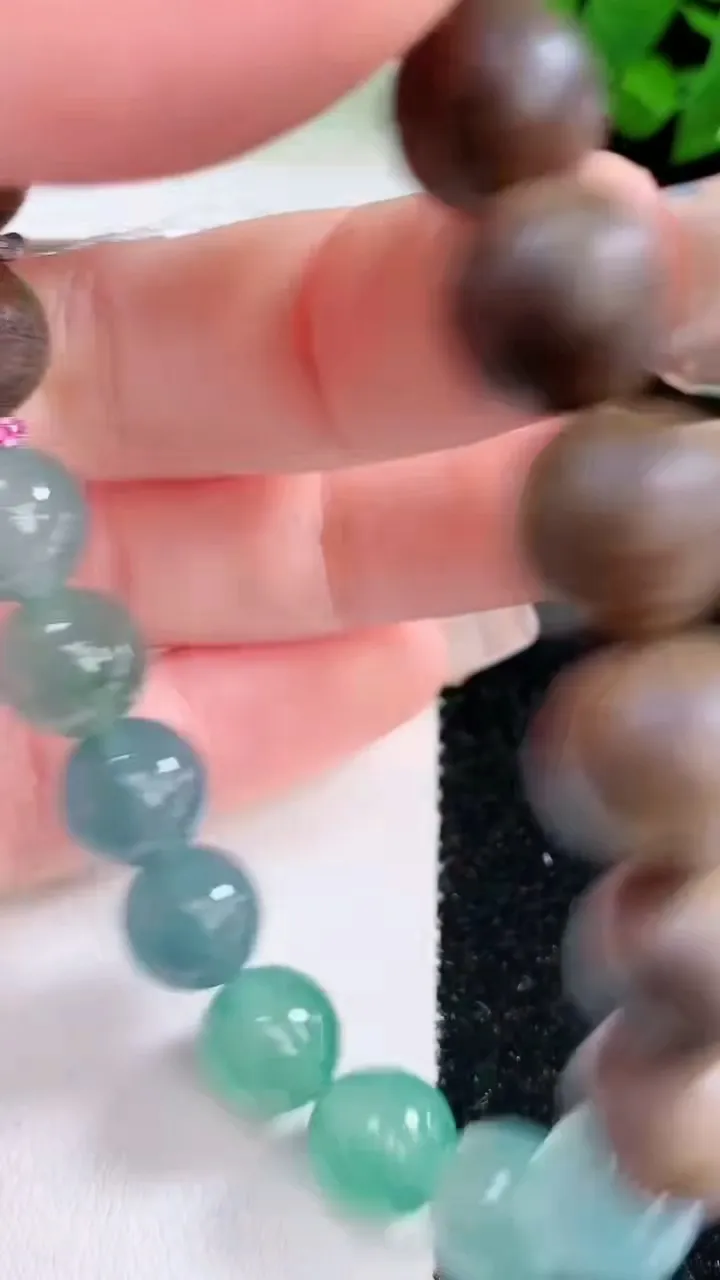 天然A货翡翠圆珠手串，尺寸9.8，重量:21.87g3月5日
工厂直销收藏佳品,种好水足，色泽均匀，有种有色，上手高大气！