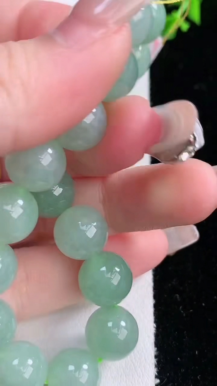 天然A货翡翠圆珠手串，尺寸10.8-18颗，重量:40.00g3月5日
工厂直销收藏佳品,种好水足，色泽均匀，有种有色，上手高大气！