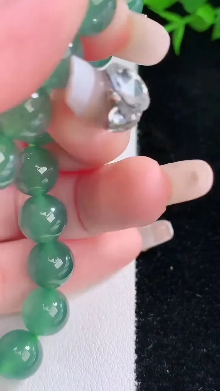 天然A货翡翠圆珠手串，尺寸9.8-20颗，重量:32.93g3月5日
工厂直销收藏佳品,种好水足，色泽均匀，有种有色，上手高大气！