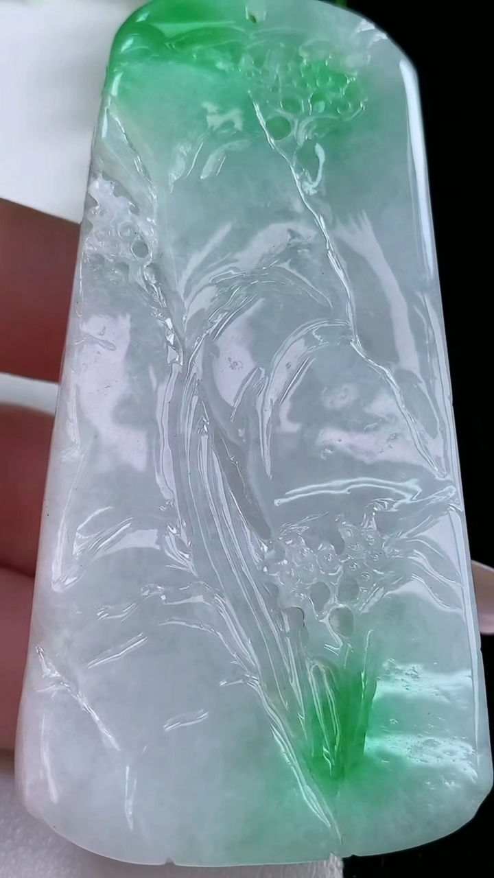 天然A货翡翠山水牌吊坠，尺寸78-39.6-11.7，重:74.34g
3月5日