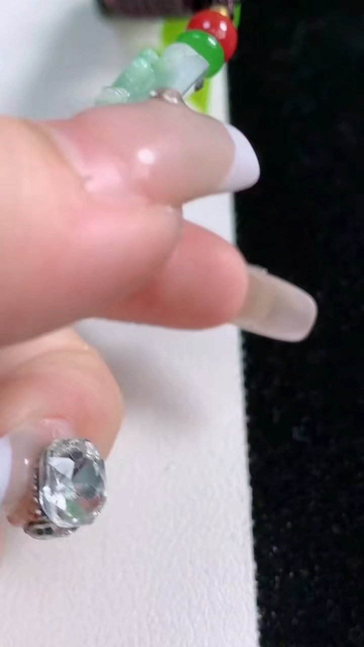 天然A货翡翠山水牌吊坠，尺寸56-35.5-6.6，重:26.52g
3月5日