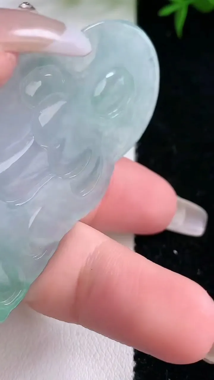 天然A货翡翠度母观音吊坠，尺寸61.3-38.6-5，重量:23.59g
3月5日