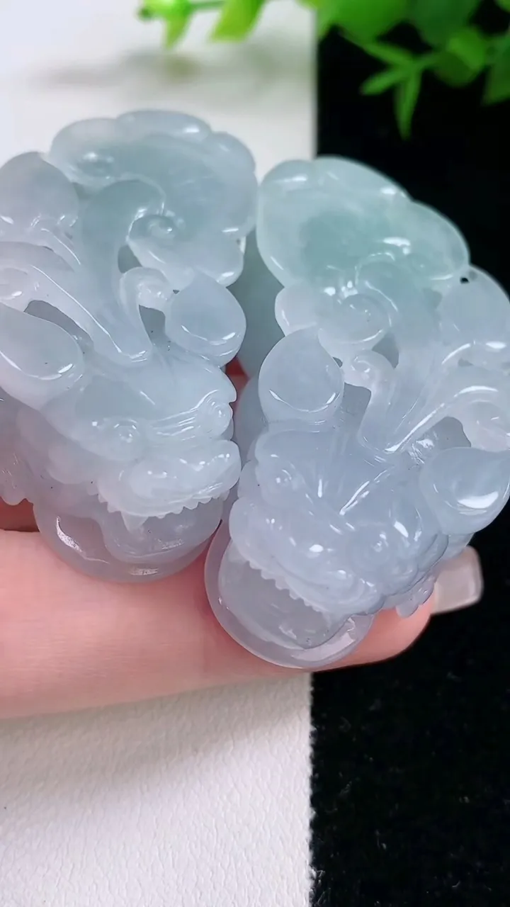 天然A货翡翠貔貅吊坠一对，尺寸50.8-21.8-15.7，重量:84.60g
3月5日