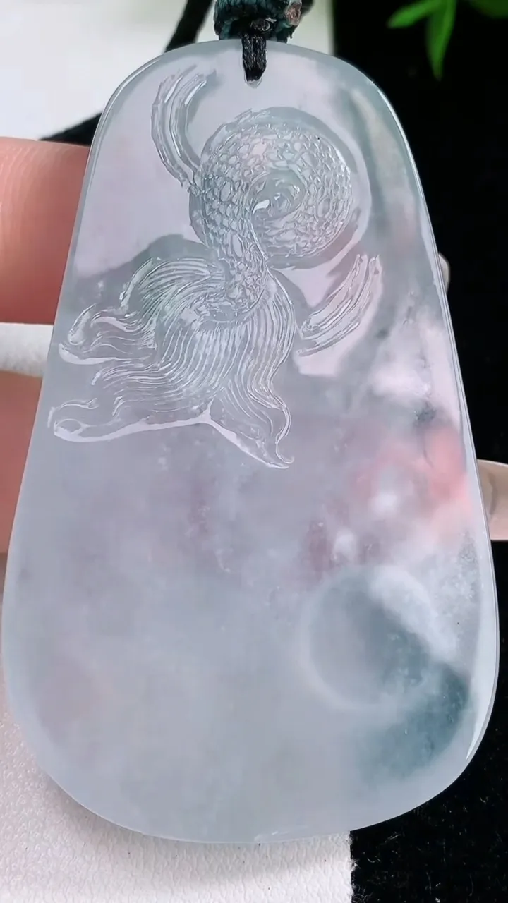 天然A货翡翠种飘花龙牌吊坠，尺寸64.8-39.3-5.6，重量:42.55g
3月5日