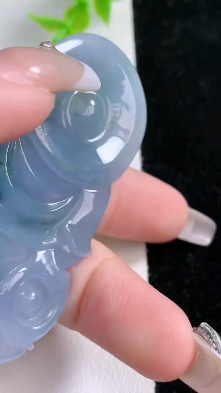 天然A货翡翠紫罗兰 飘花观音菩萨吊坠，尺寸65.3-40.5-8.5，重:33.45g
3月5日