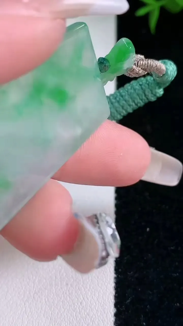 天然A货翡翠无事牌吊坠，尺寸37.4-24-2.6，重量:10.54g
3月5日