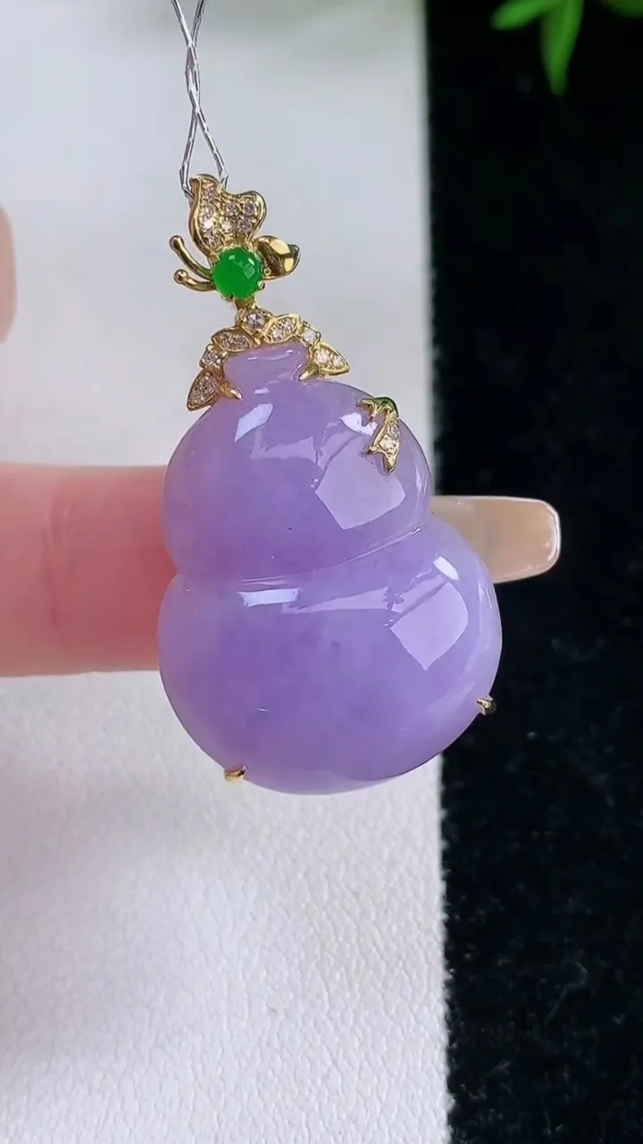 天然A货翡翠18K金紫罗兰葫芦吊坠，尺寸35.6-25.7-19.2-9，重量:6.77g
3月5日