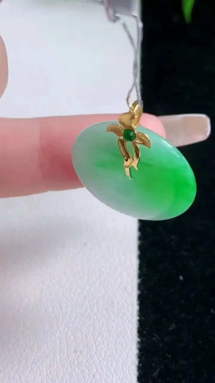 天然A货翡翠平安扣吊坠，尺寸20-3.5，重量:3.79g
3月5日
