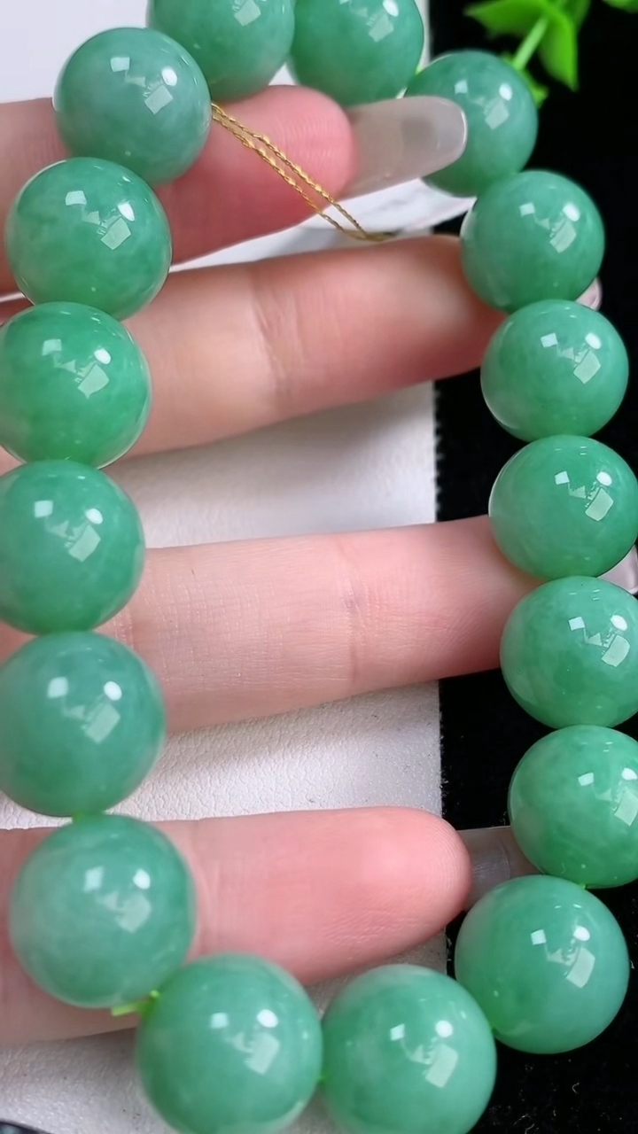 天然A货翡翠圆珠手串，尺寸12.3-17颗，重量:57.77g3月5日
工厂直销收藏佳品,种好水足，色泽均匀，有种有色，上手高大气！