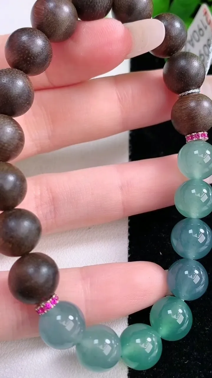 天然A货翡翠圆珠手串，尺寸9.8，重量:21.87g3月5日
工厂直销收藏佳品,种好水足，色泽均匀，