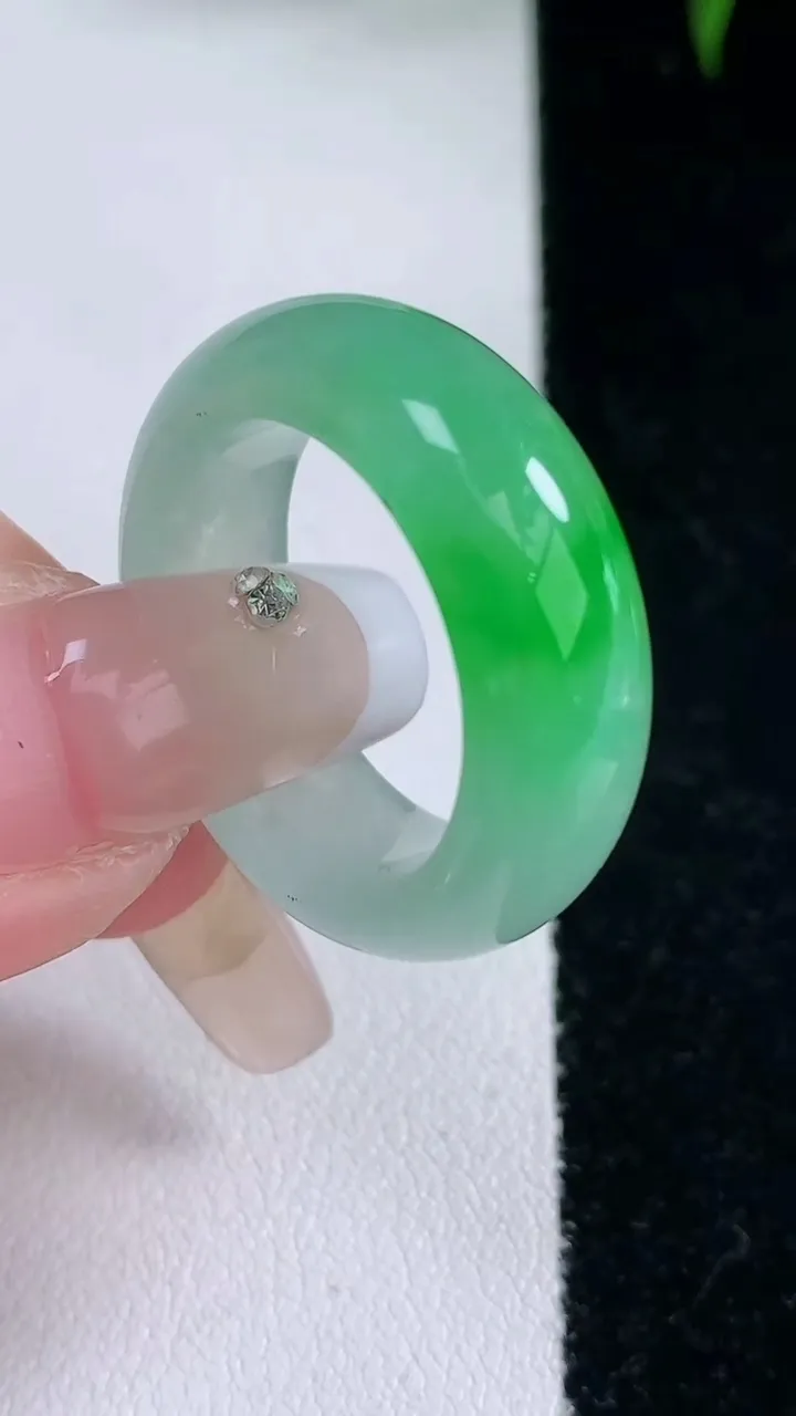 天然A货翡翠指环戒指，尺寸19.5-8.5-4.6，重量:8.39g2026年3月5日
工厂直销收藏佳品,种好水足，色泽均匀，有种有色，上手高大气！