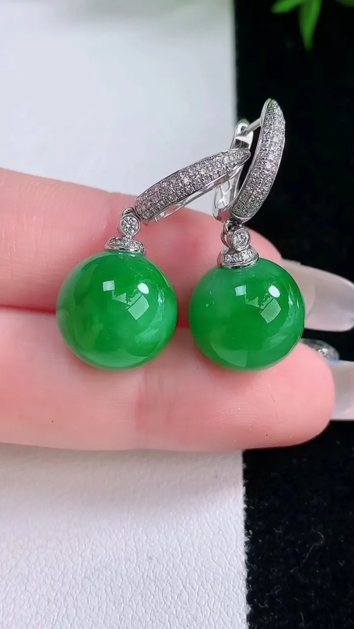 天然A货翡翠圆珠耳坠，尺寸13.8，重量:10.29g3月5日
工厂直销收藏佳品,种好水足，色泽均匀，有种有色，上手高大气！