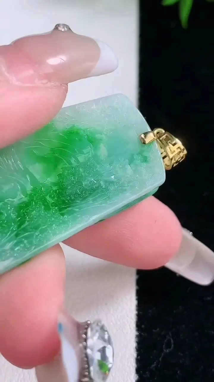 天然A货翡翠山水牌吊坠，尺寸42.4-21-5.6，重量:10.89g
3月5日