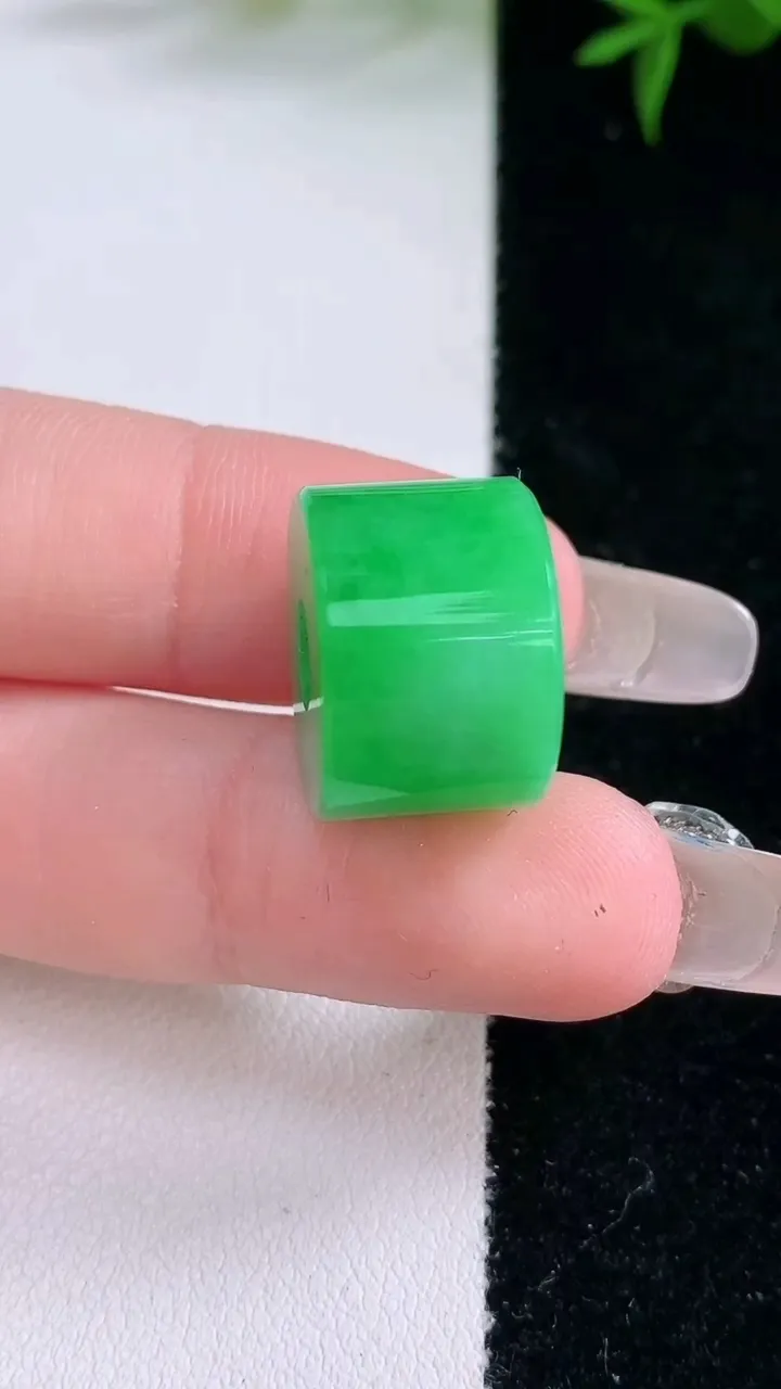 天然A货翡翠路路通吊坠，尺寸16.3-11，重量:7.91g
3月5日