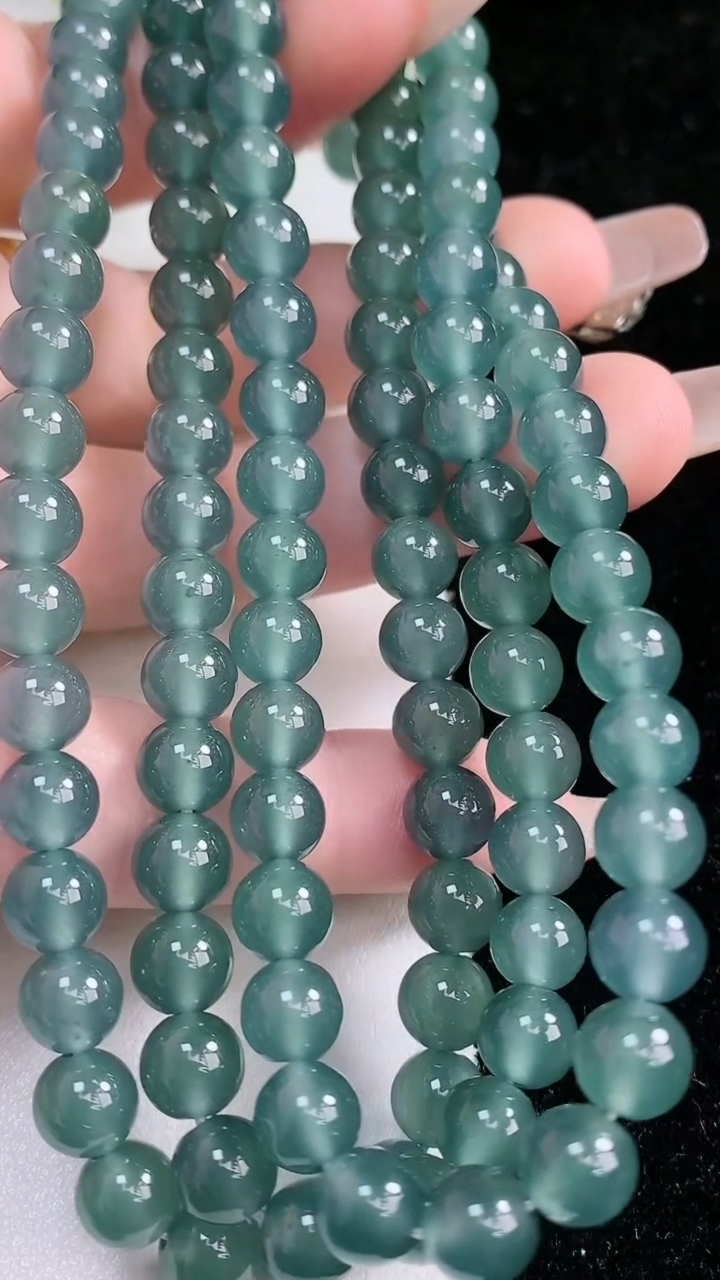 天然A货翡翠种蓝水圆珠项链108颗，尺寸7，重:63.08g3月5日
工厂直销收藏佳品,种好水足，色泽均匀，有种有色，上手高大气！
