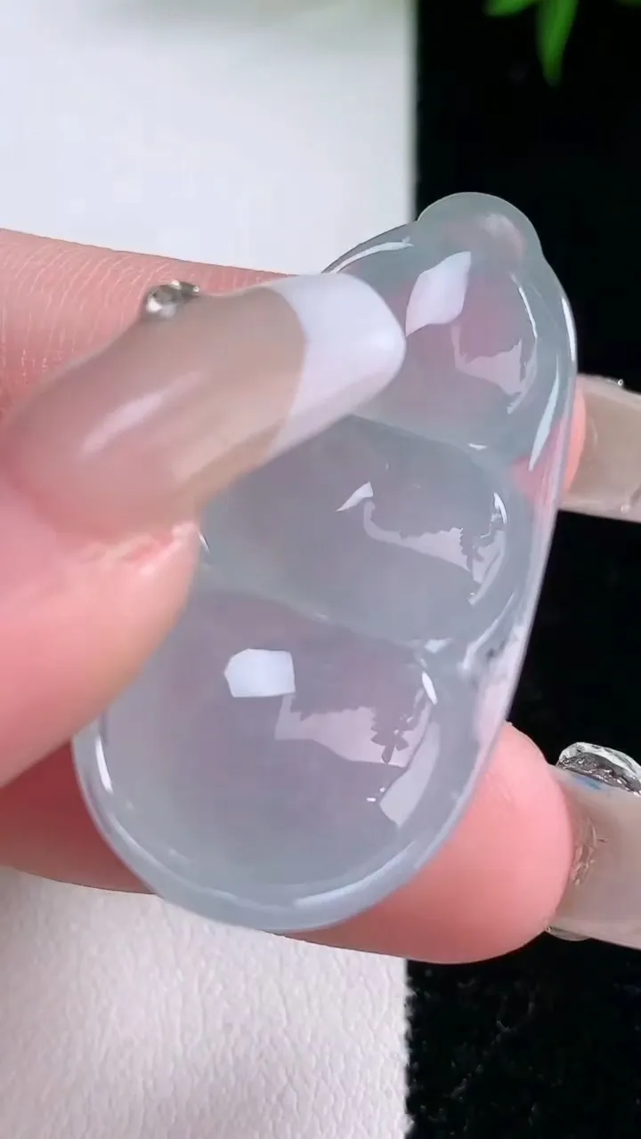 天然A货翡翠种白冰福豆吊坠，尺寸38-19.7-9.6，重量:11.15g
3月5日