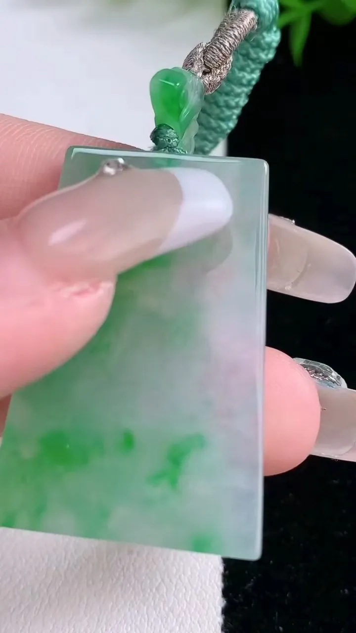 天然A货翡翠无事牌吊坠，尺寸37.4-24-2.6，重量:10.54g
3月5日